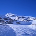 Der Gipfel des Chilchalphorns über einer gut strukturierten Schneeoberfläche