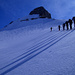 Lange Schatten von Skitourengängern auf dem Weg zum Forstberg