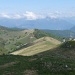 Sguardo dalla vetta verso l'Alpe d'Orimento. A destra i resti della stazione sciistica.