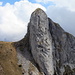 Dent de Combette von den Rochers des Rayes gesehen. <br />Links der Wand sieht man das Band, welches von dieser Seite den direkten Zustieg auf den Gipfel bietet. Sieht in der frontalen Ansicht furchteinflössend aus, ist man aber einmal drin, ist die Sache nur halb so wild.