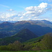 Aussicht vom Rifugio Prabello nach Norden auf den Monte Tremezzo und den Monte Galbiga.