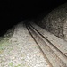 Das Gleis der Dampfbahn - ab und zu kreuzen wir seinen Weg in der Dunkelheit unseres nächtlichen Marsches. Oberhalb der Station Ober Stafel ist es auf lange Strecken von hartem Altschnee verdeckt.