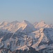 Weitere Berner Oberländer im zarten Morgenrot - das Finsteraarhorn schaut verblüffend unspektakulär aus, so gar nicht nach dem allerhöchsten der versammelten Prominenz.