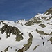 <b>Il Passo del San Gottardo è già invaso da decine e decine di auto con centinaia di sci escursionisti desiderosi di raggiungere il Pizzo Lucendro. Più che mattinieri, li definirei nottambuli. In effetti, nei pressi del Lago della Piazza noto numerosi camper, con escursionisti che hanno passato la notte in quota, per poter partire ai primi bagliori.</b> 