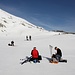 <b>Dopo 250 m di discesa si piega decisamente a sud. Con una lunga diagonale si raggiunge il lago gelato posto a nord della baracca militare del Passo di Lucendro. <br />In questa piana si montano di nuovo le pelli e ci si alleggerisce.</b><br />