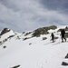 <b>Al Passo di Lucendro altra sosta obbligata. Si devono rimettere le pelli per affrontare l’ultima penosa salita, quando i muscoli sono ormai già affaticati. Sono 200 m di dislivello che pesano parecchio, anche perché per un buon tratto si devono legare gli sci allo zaino.<br />([http://www.youtube.com/watch?v=YsvH8kaRH7A  Vedi video sul Passo di Lucendro]</b>. 