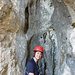 Sara beim Stand in der Höhle