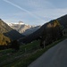 Fahrt auf der Alpstrasse zur Alp Quader; Unser Ziel Kistenstöckli 2748m