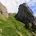 Im Aufstieg zur Alp Bogarten. Die Föhrenkante tritt hier dominant in Erscheinung; kaum zu glauben, dass diese Felsbastion recht einfach bestiegen werden kann (von der anderen Seite versteht sich).
