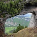 Das Felsenfenster am Bogartenfirst öffnet den Blick in die andere Talseite.