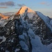 Erste Sonnenstrahlen beleuchten den Gipfel vom Nesthorn (3821m).