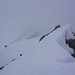 Aussicht vom höchsten Punkt des Schinhorn (3796,8m) bei Nebel und Graupelschauer zur Firnkuppe mit meinem Rucksackdepot.<br /><br />Die Hartnäckigkeit den Schinhorngipfel zu erreichen hat sich im fünften Besteigungsversuch ausgezahlt. So viele Anläufe brauchte ich für einen Berg noch nie!