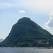 Von Lugano aus gesehen, erhebt sich der Monte San Salvatore wie ein riesiger Gugelhupf über dem Lago di Lugano