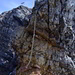 Die überhängende Gratstelle, deutlich links ist der Ausbruch zu sehen, links oberhalb vom 3ten Knoten von unten, darunter noch der helle übriggebliebene Fels.