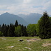 Im Hintergrund die Berge der Via alta di Verzasca