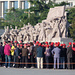 Samstags halb sieben morgens in Peking: Die Arbeiterklasse steht zu tausenden an, um den grossen Mao bei seiner letzten Ruhe sehen zu dürfen