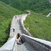 Touristen beim relativ steilen Abstieg von Wachtturm 22 des renovierten Abschnitts von Mutianyu