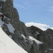 recht verwickelter Abstieg zum Nordgrat: hinter der felsigen Rippe abgeklettert, untenrum auf einem schmalen Sims zum Schneefeld
