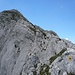 In leichter Kletterei führt der markierte Normalweg auf die Geröllfelder am Fuße der Südwand