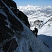 Steffi am Aufstieg, auch gut zu sehen die dicken Hanftauen. Im Hintergrund markant das Weisshorn 4506m 