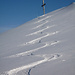 Seltener Pulverschneegenuss am Gipfelkreuz des Clariden