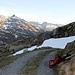 <b>La sterrata per l'Alpe di Fortünéi è quasi completamente sgombra di neve.</b>