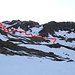 <b>A 2420 m di quota monto i rampanti (indispensabili oggi) e risalgo il ripido canalone in direzione NE (la foto non dà la corretta sensazione della pendenza).</b>