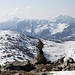 <b>L'omino di pietra a quota 2715 m è lo Skidepot di giornata. Già da questa quota il panorama è incantevole.</b>