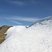 <b>Per raggiungere il Pizzo Fortünéi (2811 m) rimangono poco più di 200 m di facile cresta, con diversi omini di pietra e un bel cornicione di neve.</b>