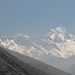 der Mount Everest spinkst (links) über den Nuptse-Grat hervor