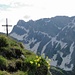 Auf dem Toggenburger Hundstein. Vielleicht das kleinste Gipfelkreuz der Alpen.