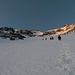 Man folgt in diesem Nordwand Trichter hoch bis man links Couloirs sieht, man kann das zweite Couloir (pfeil) von links nehmen.<br />Gute Verhältnisse in der Wand, in diesem Teil hätte man auch mit Ski hochsteigen können. 