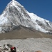 unser Gipfel - der Kala Pattar (5545 m) - aber: der felsige im Bildvordergrund, der schneebedeckte hochaufragende Gipfel ist der Pumo Ri (7165 m)
