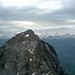 Grosser Mythen mit Alpenpanorama vom Kleinen Mythen gesehen
