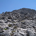 Blick vom Sattel 1740 m hinauf zum Gingilos. Der Weg verläuft hier über Felsen und Blöcke