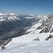 Unsere Aussicht, von rechts oben die Aiguille du Midi 3842m, beim roten Punkt die Hütte, links unten Chamonix. 