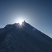 Die Sonne streift den Gipfel vom Mont Blanc. 