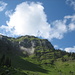Unterhalb der Alp Eu mit Blick zum Fronalpstockmassiv. Über den mit Bäumen bestandenen Rücken rechts im Bild gelangt man zum Chäleneinstieg