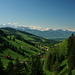 Im Aufstieg zur Hand. Der Ausblick weitet sich über das Goldingertal hinaus Richtung Glarner Alpen und Wägitaler Berge.