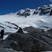 Steinmaenli folgend kamen wir zum Gletscher. Das rechte Couloir ist zu erkennen, das zum Baechifirn furhrt.