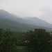 Kaum habe ich mein Hotelzimmer in Deçan / Дечани (Dečani) bezogen, gehen heftige Regengüsse in den Bergen oberhalb der Kleinstadt nieder. Der grosse buckelartige Gipfel ist die Maja Streoc.