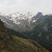Aussicht oberhalb der Waldgrenze auf zirka 1800m auf die Almebene Juničke Pločice / Јуничке Плочице, dahinter sind die namenlosen Gipfel des kosovarisch-albanischen Grenzkammes