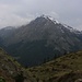 Aussicht unterhalb der Alphütten vom Vokšanske Pločice / Вокшанске Плочице auf den pyramidenförmigen Gipfel Maja e Rops / Маја e Рoпc (2501m).