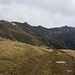 Auf dem Pass Ćafa e Ljekenit / Ћафа е Љекенит (2065m) mit Blick auf die Bergkette mit dem Ljogi i Prelš / Љоги и Прелш (2305m).
