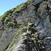 [u Lena] in der Schlüsselstelle der heutigen Tour zwischen den beiden Gipfeln des Wannenstöckli: Zunächst Abstieg in steilem Gelände, dann Querung entlang der Felsen und zuletzt über das kurze, aber exponierte Gratstück.