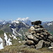 Gipfelsteinmann auf dem Heubützler, dahinter Foostock-Foostöckli und am Horizont das Glärnischmassiv