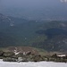 Tiefblick vom Gipfel der Gjeravicë / Ђеравица (Đeravica; 2656m) nach Deçan / Дечани (Dečani).