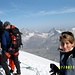 Margit kurz vor dem Gipfelgrat mit Mischabel im Hintergrund