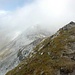 Auf dem ersten Gipfel und Munro fuer heute, Beinn Ghlas (1103m). Ben Lawers (1214m) versteckt sich noch in den Wolken.