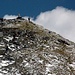 Der Gipfel von Ben Lawers (1214m), der zehnthoechste Berg in Schottland, bzw. auf den britischen Inseln. In Fuss ist seine Hoehe knapp unter 4000ft. Vor einigen Jahren gab es deshalb Ueberlegungen, ihn durch einen Steinhaufen ueber die magische 4000ft-Grenze zu bringen. Erinnert mich irgendwie an [tour215 Pizzo Centrale 3000m].